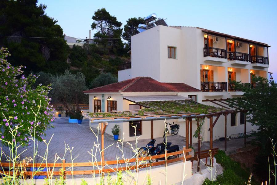 Pension Oasis Votsi  Екстериор снимка